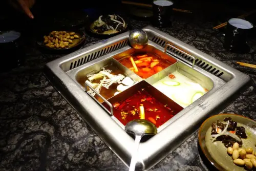 海底撈火鍋 -服務超貼心．變臉很吸睛．撈麵太有戲．火鍋也很滿意 - 捷運台北101/世貿站