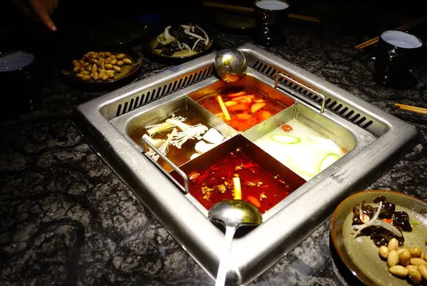 海底撈火鍋 -服務超貼心．變臉很吸睛．撈麵太有戲．火鍋也很滿意 - 捷運台北101/世貿站