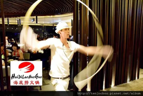 花花，甲飽沒【台北食記】海底撈台灣一號店 吃火鍋邊看撈麵秀、變臉秀 肉麻式服務新奇又有趣
