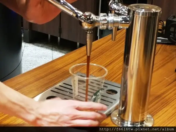 「台北東區」全台唯一 星巴克氮氣冷萃咖啡 綿密好滋味 忠孝東路只此一間