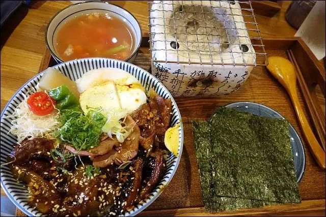 《小姑食記/捷運板南線/板橋站/新埔站美食》職人燒肉丼店舖~板橋六根姐妹店．平日超人氣燒肉丼飯百元有找！