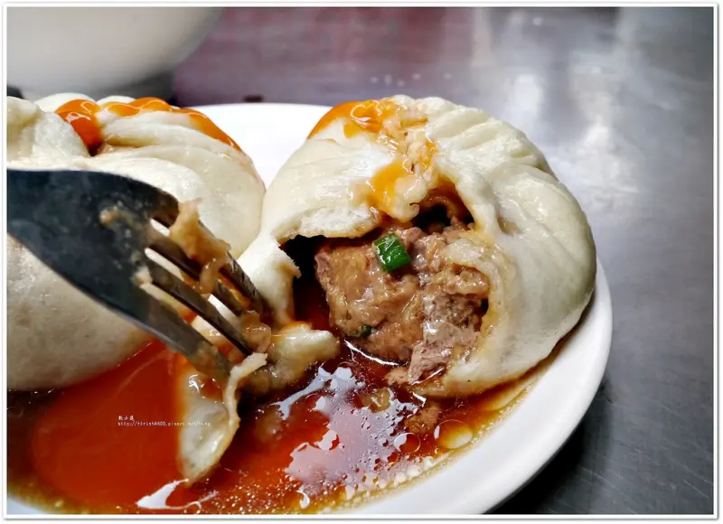 果貿來來豆漿重愛店‧掌心大的小肉包會爆漿的肉包只要十二元