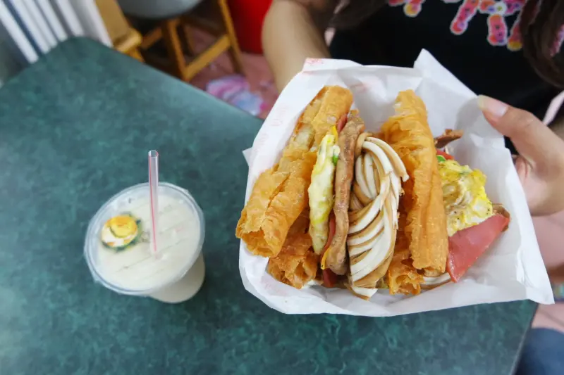 【台北．板橋】板橋人的早餐"太和豆漿"，台式無敵巨無霸漢堡堡海景饅頭@女子的休假計劃