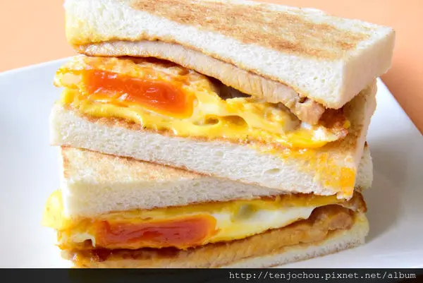 花花，甲飽沒【台北食記】可蜜達Comida炭烤吐司 超銷魂起司半熟蛋！鬼椒豬肉、馬告雞特別又好吃 好吃早餐推薦捷運雙連站必吃美食