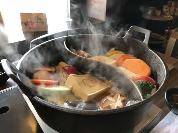 高雄美食【貓頭鷹鍋物】揪團鳳山好料理 文山特區中好吃的上湯鍋物 高貴不貴的海陸套餐 超大份量的愛嗑肉拼盤～最後再來一杯清涼的奶油啤酒吧！！！