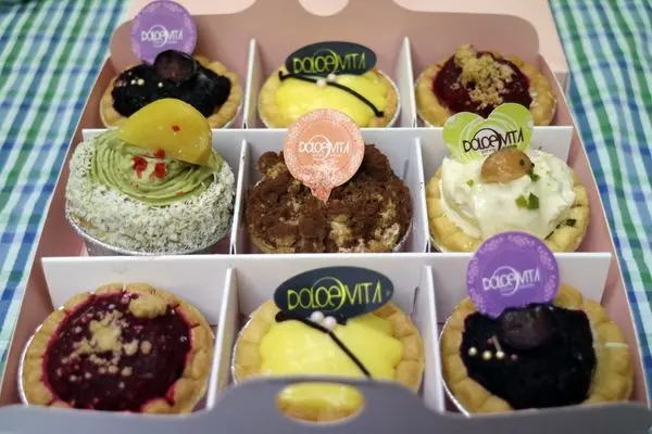 網購=<吃飽>多茄米拉Dolcevita-米拉繽紛塔~母親節蛋糕的首選，多種口味選擇讓家人一次滿足；宅配甜點的好選擇，讓你在家也能輕鬆下午茶=