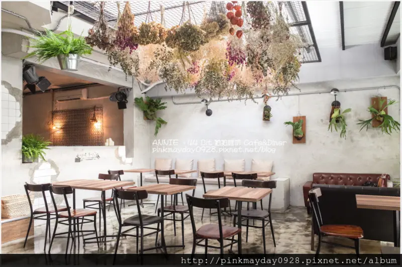 ✿高雄✿ 吃鬆餅聽電音?! 風格獨特的台南咖啡店進駐高雄 快來一起跟著輕快的電音享用美食 ➜ 44 Bit 拍拍餐桌 Cafe & Diner