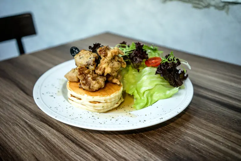 『魔王食記』高雄苓雅 44 bit 拍拍餐桌 cafe & diner 有DJ坐鎮的咖啡廳 邊吃飯邊迷幻 好嗨『內文有店家資訊』