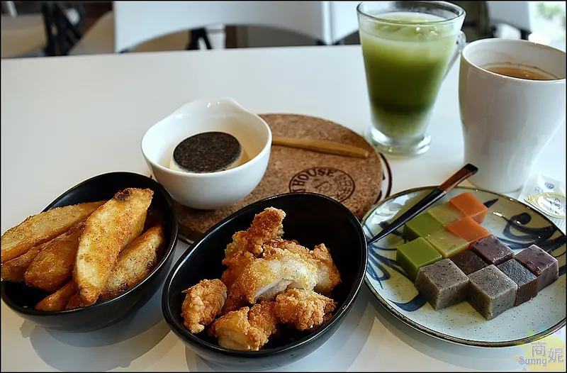 台中喝到飽平價下午茶。TJ House台日未來工房。免費看漫畫加雙點心及飲料喝到飽@sunny吃喝遊樂