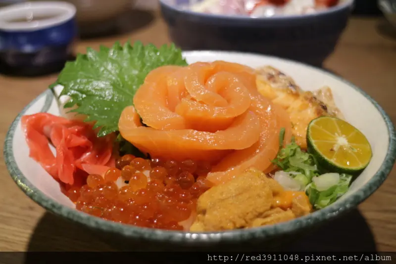 台北海鮮美食推薦~中山區"肥貓漁夫海鮮丼"品嚐來自東北角捕撈肥美新鮮的海味,夏季人氣激推不可錯過之海鮮丼飯~
