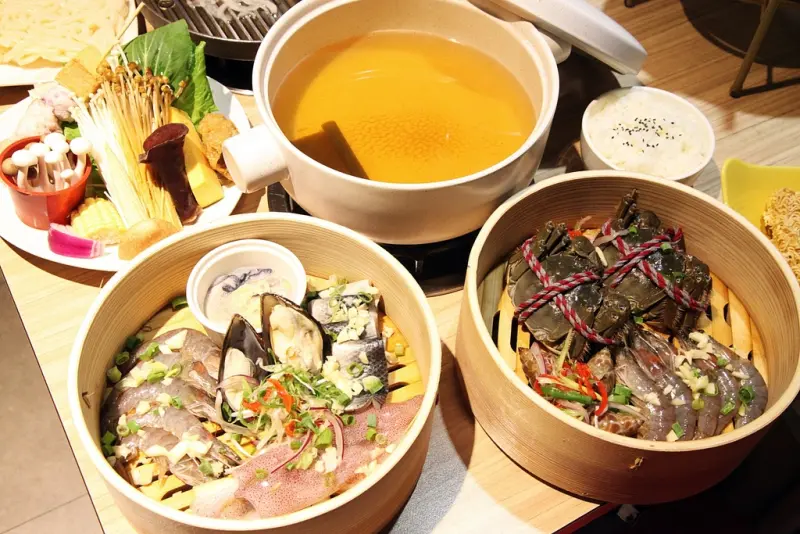 【台南永康區-食記】芯芯要去【ㄔ鍋了 創意鍋物。火烤兩吃鍋】~秋季限定大閘蟹竹香蒸籠鍋與限量鮮甜紅蟳!!!