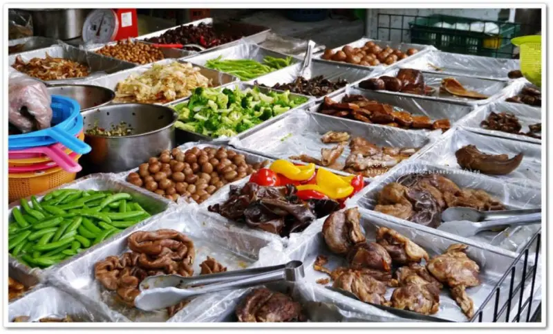 苓雅市場古早味盛記滷味‧走過路過千萬不要錯過帥哥老板賣的古早味滷味