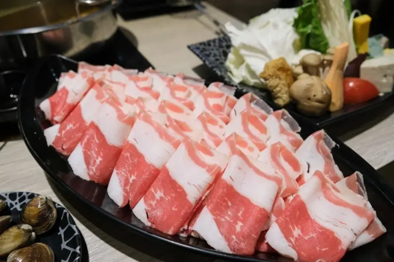 菊鍋 公園店，嘉義火鍋推薦，好喜歡甘菊韓式泡菜風味鍋！食材好新鮮！