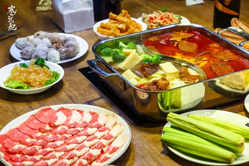 【中肯‧食記】二訪！八條老宅麻辣鍋｜正宗重慶毛肚鍋物‧八條通超人氣麻辣鍋！