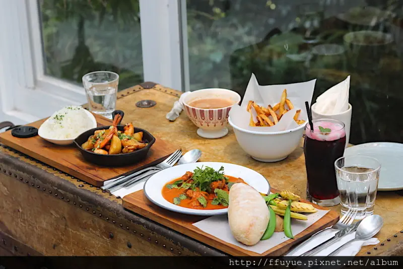 |台北士林‧食| 陽明山景觀餐廳《VVG Hideaway好樣祕境》適合拍照.充滿綠意的夢幻白色玻璃屋.