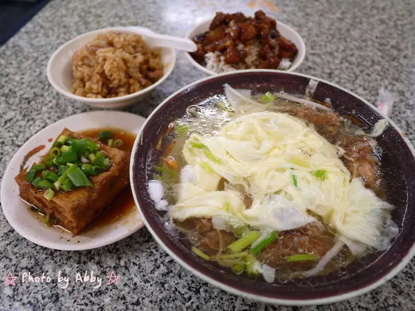 【食記：土城美食】明德路。板橋阿通肉羹油飯(原黃石市場40年老店) 。有蛋花的肉羹湯