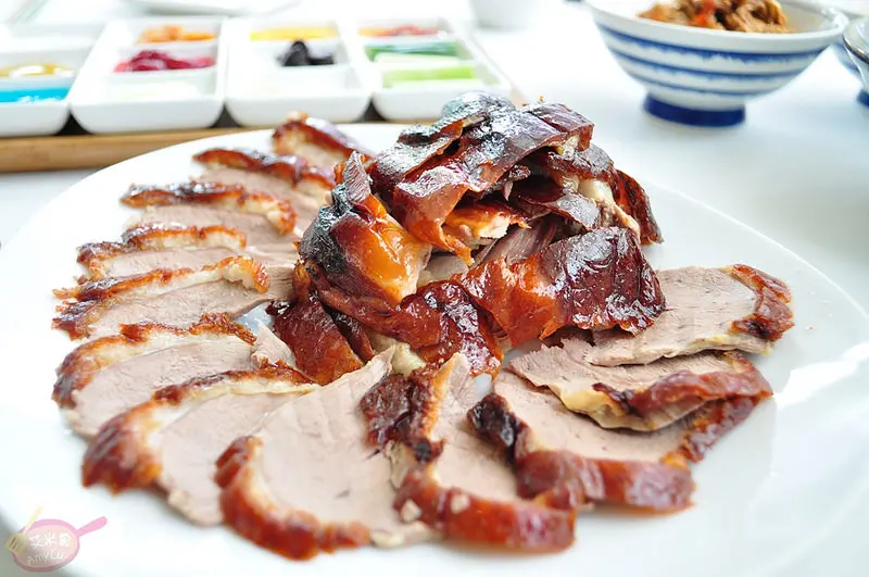 櫻桃烤鴨一鴨四吃。孔雀烤鴨食藝。品嚐道地川湘精彩料理不必搭機，推多款二~十人份桌菜組合料理。市府商圈美食