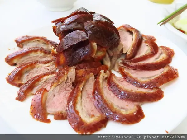 台中合菜料理。。孔雀烤鴨食藝~~櫻桃鴨一鴨多吃自己選擇，每道吃法都能按讚~~道地的川湘料理，師父的廚藝會讓我想再訪~~是尾牙、春酒多人聚餐的好地方~~