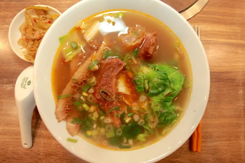 吃。高雄|鼓山區|牛肉料理專賣店，溫體牛肉，整體餐點美味定價偏貴「老紀牛肉麵」。