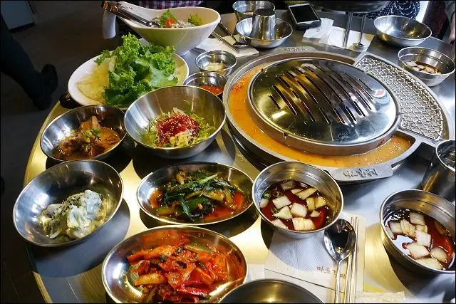 《 捷運板南線/國父紀念館站/小姑食記》新麻蒲海鷗臺灣1號店號稱史上最強正宗韓式烤肉搶先試吃，爐邊蛋必吃！