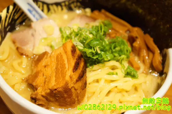 【台南-中西區】拉麵x鷹虎...三種湯頭(雞湯.豚骨魚介.牛骨)+梅花肉(鷹)+叉燒肉(虎).....捕獲野生無敵企鵝影片...《麵屋武藏》