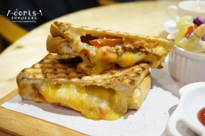 ♚食記♚台北中山 椒麻雞腿飯 茄汁肉醬義大利麵 蘑菇青醬雞肉義大利麵  黃金咖哩雞肉燉飯 肉醬起司帕尼尼-HEY CAFE