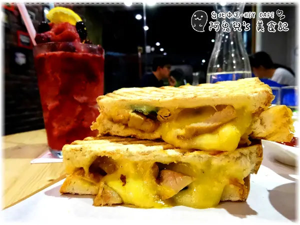 ∥台北中山∥HEY CAFE(愛評體驗團)．巷弄隱藏CP值超高的咖啡廳，必吃牽絲遷到天邊的帕尼尼＊善導寺