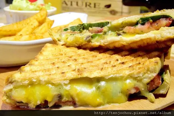 花花，甲飽沒【台北食記】Hey Cafe 隱身巷弄內的爆料帕里尼！還有手作甜點不藏私推薦 捷運中山站不限時咖啡店