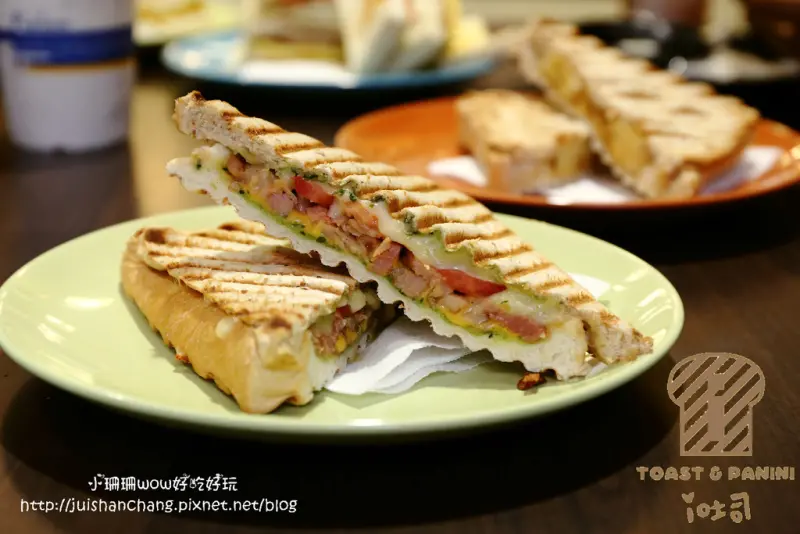 【食║台北信義區】Love Toast i 吐司早午餐～就是愛吐司。碳烤吐司/帕里尼，外酥內軟的口感讓人愛上它！