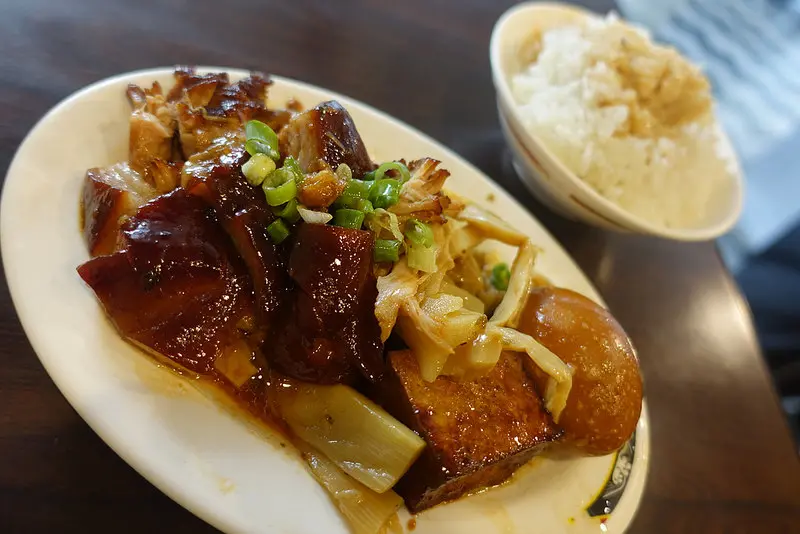 (胖樺食記)新北市中和區推薦美食「滷肉腳」/入味鹹香腿庫豬腳便當/捷運景安站/可外帶/關東煮