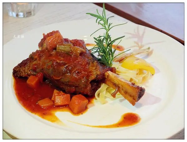 【台北】松山區。捷運中山國中站。沙拉/義式料理/咖啡/甜點「RUBY CAFE」讓人美味吮指的番茄燉羊膝