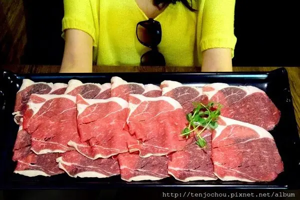 花花，甲飽沒【台北食記】董仨鍋 大份量肉盤平價供應 再享雙聖冰淇淋吃到飽！