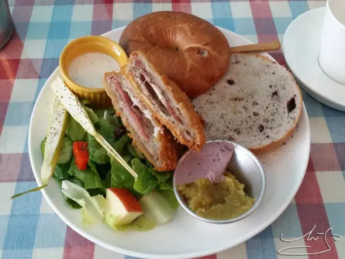 【苗栗 竹南】♠ 肚臍 咖啡簡餐♠ 好食推薦 #竹南火車站附近