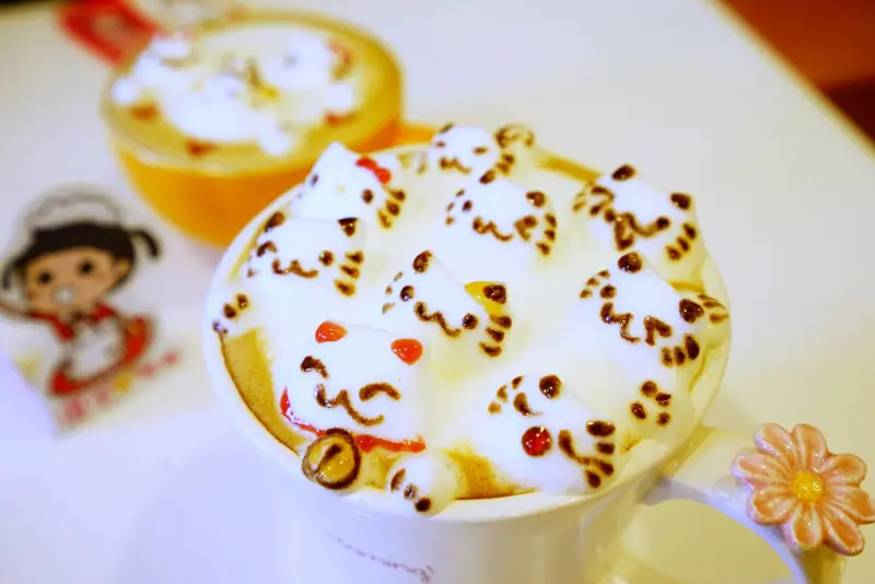 淇淇愛糖糖-一群會跳舞的小貓貓躲進杯子裡-立體拉花超級萌、超可愛