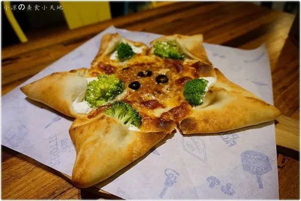 『台中。豐原區』Pizza Factory 披薩工廠║派大星披薩來也~美式工業風。PIZZA/燉飯/義大利麵任你選。