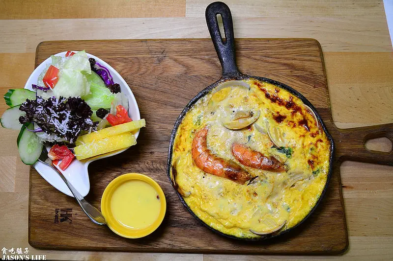 【高雄│美食】近高雄應用科技大學，推薦用了整隻墨魚熬煮的燉飯，充滿蛋香的烘蛋。貪吃驢子