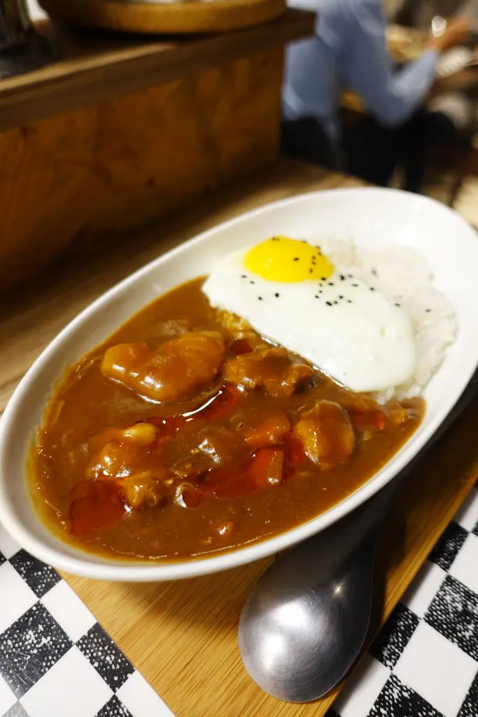 (胖樺食記)大安區推薦必吃餐廳「佐藤咖哩Sato Curry」/捷運六張犁推薦美食/排隊店/外帶便宜五十元/完整菜單/潮牌VANS/潮店