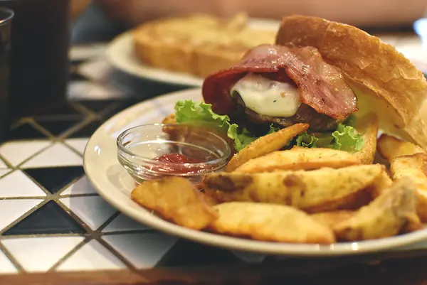 新竹東區/山房早午餐/創意早午餐/海鹽焦蕉山形吐司/充滿學生和妹子瞬間覺得自己變年輕了