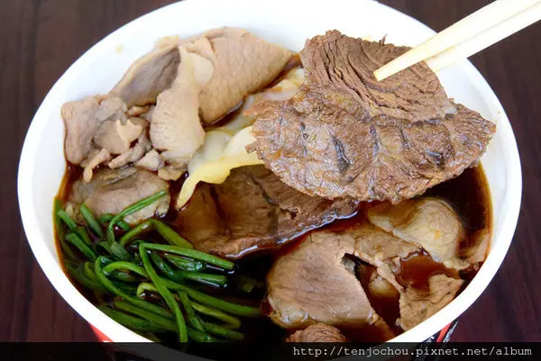 花花，甲飽沒【台北食記】寶島滷味 大紅袍麻辣湯頭香辣超過癮 捷運松山線饒河夜市美食推薦