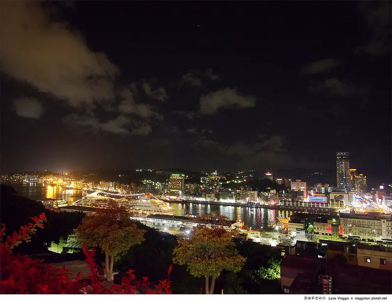 【基隆 Keelung】虎仔山後山咖啡與KEELUNG地標公園觀景台 欣賞美麗港都夜色