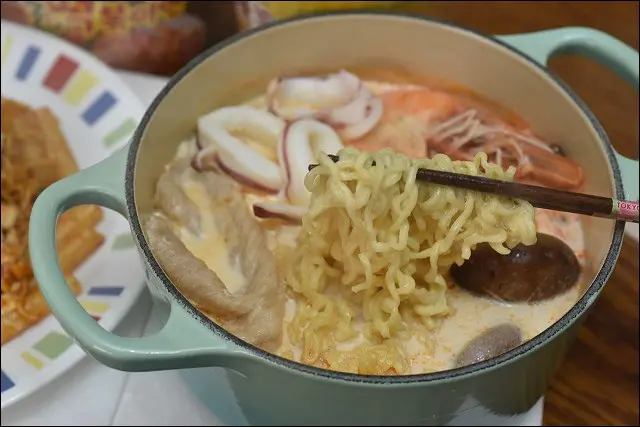 《網購美食/便利商店泡麵/試吃心得》韓國不倒翁(OTTOGI)起司風味湯杯麵&辣年糕拌麵~韓國泡麵特殊吃法新鮮試！