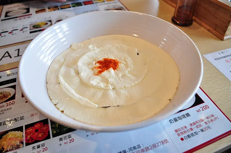 逢甲美食。野島家麵屋河南店。獨家限量奶蓋咖哩麵爆炸美味! $40蛋包丼飯CP值高到不可思議。逢甲商圈/拉麵/客製咖哩飯/客製丼飯/奶蓋咖哩麵