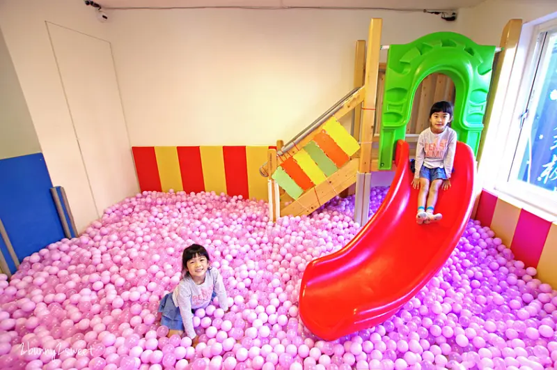 [新北。親子餐廳] Baby Wonderland 童話世界親子空間～球池滑梯 x 決明子沙坑 x 精緻家家酒玩具 x 手作美味料理～四號公園旁適合學齡前兒童的親子餐廳｜永和室內景點｜雨天景點