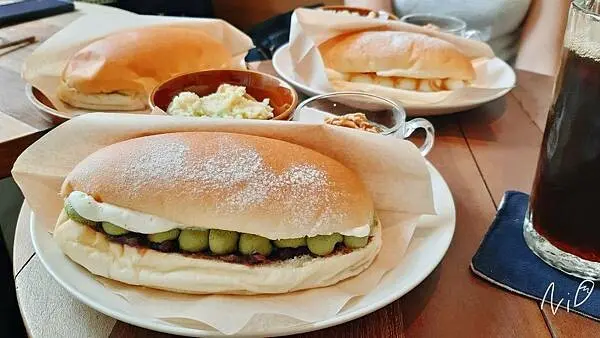 [台中西區]春丸餐包 本舖(現：東市店)。靜岡抹茶紅豆乳酪餐包。哈姆薯泥好好吃啊