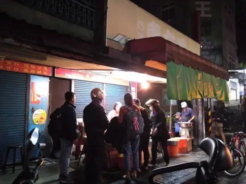 【新莊/美食】神秘炸物攤！新莊炸物傳說！開賣就排隊，好吃大雞翅20元/隻！化成路炸雞店