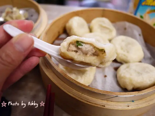 【食記:土城美食】超人氣小吃店。周家祖傳烏醋乾麵/一吃就愛上的小籠包