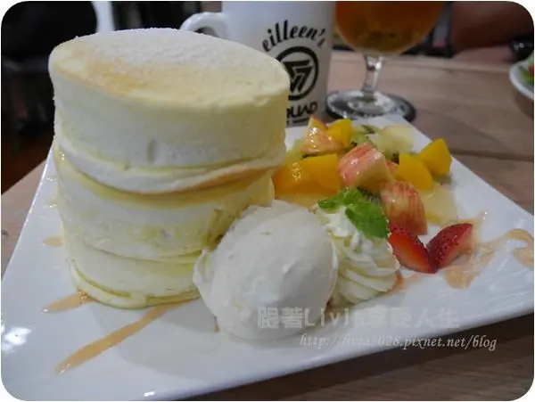 美食。餐廳│ 新北板橋區 工業風裝潢 早午餐 Eilleens coffee x SQUAD 又綿又嫩的超厚鬆餅 ❤跟著Livia享受人生❤