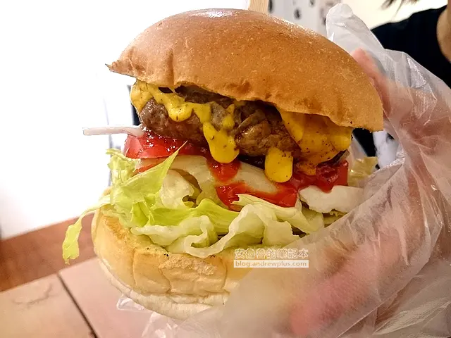 Eilleens coffee - 大口咬漢堡，欣賞潮牌設計，來杯咖啡配個鬆餅，感覺自由不受拘束的餐廳 @ 新北市板橋中山路【口碑券】