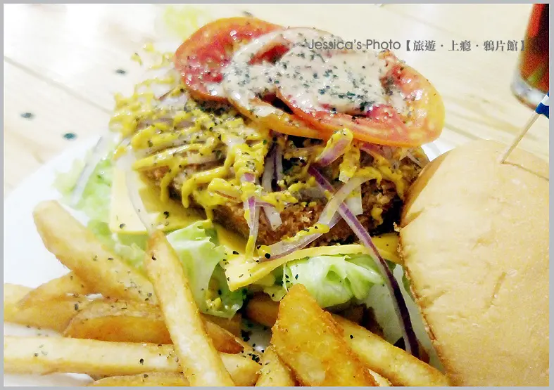 新北貢寮●WOW CAFE海派廚房●愛玩客食尚玩家推薦/揪團美食/美式超大漢堡/福隆美食/手打牛肉堡/豆腐野菇蔬食堡/胡麻醬起司豬排堡