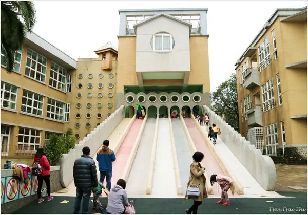 [新竹市東區]陽光國小SUN SHINE(明湖路)|超長五道彩色繽紛溜滑梯、樹屋，重返國小生活的快樂校園時光